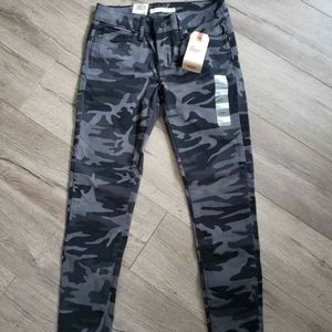 Ladies Levi's Camo Skinny Jeans, size 25